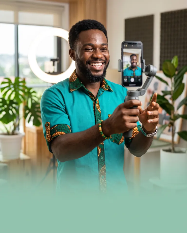 Ambassadeur Yogha qui filme une vidéo avec son téléphone